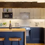 Luxury Woodsmill View - On The River - With Balcony - Recently Refurbished 아파트