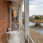아파트 Luxury Woodsmill View - On The River - With Balcony - Recently Refurbished *