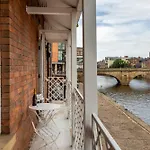 아파트 Luxury Woodsmill View - On The River - With Balcony - Recently Refurbished