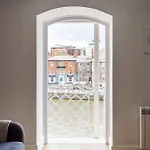 Luxury Woodsmill View - On The River - With Balcony - Recently Refurbished 아파트