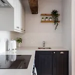 Luxury Woodsmill View - On The River - With Balcony - Recently Refurbished 아파트