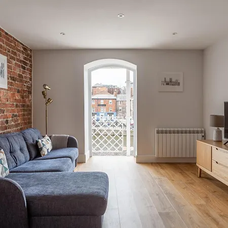 Luxury Woodsmill View - On The River - With Balcony - Recently Refurbished 요크