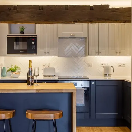 Luxury Woodsmill View - On The River - With Balcony - Recently Refurbished Lejlighed