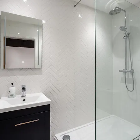 Apartment Luxury Woodsmill View - On The River - With Balcony - Recently Refurbished