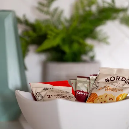 Apartment Luxury Woodsmill View - On The River - With Balcony - Recently Refurbished *