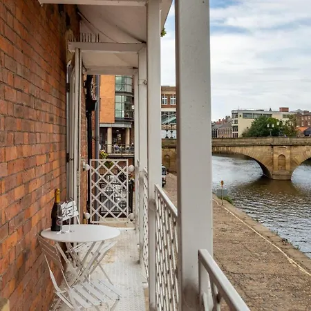 Apartment Luxury Woodsmill View - On The River - With Balcony - Recently Refurbished *