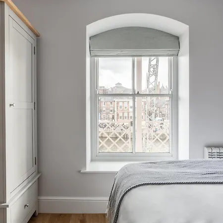 Luxury Woodsmill View - On The River - With Balcony - Recently Refurbished Apartment York