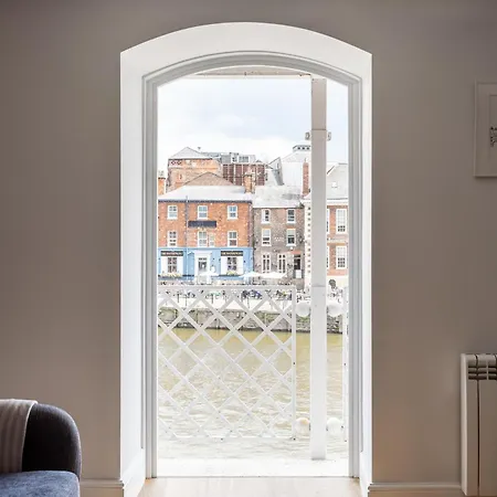 Luxury Woodsmill View - On The River - With Balcony - Recently Refurbished Apartment