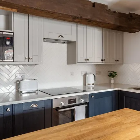 Luxury Woodsmill View - On The River - With Balcony - Recently Refurbished *