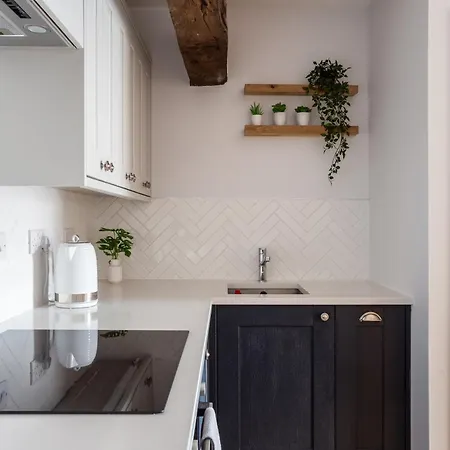 Luxury Woodsmill View - On The River - With Balcony - Recently Refurbished Apartment