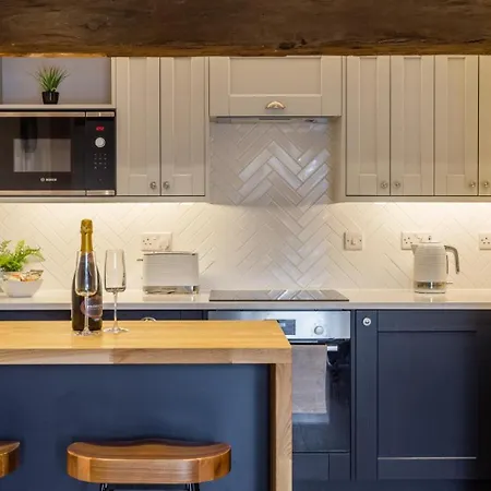 Apartment Luxury Woodsmill View - On The River - With Balcony - Recently Refurbished