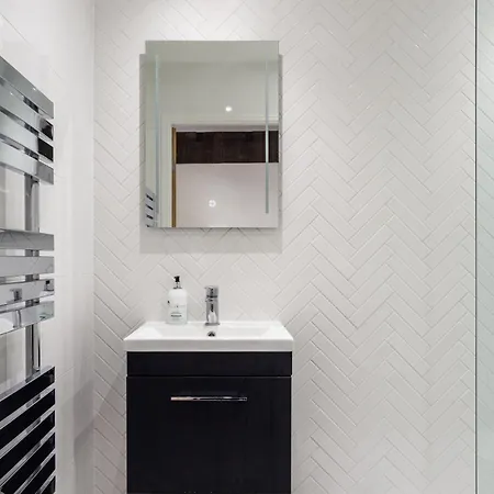 Luxury Woodsmill View - On The River - With Balcony - Recently Refurbished Lejlighed