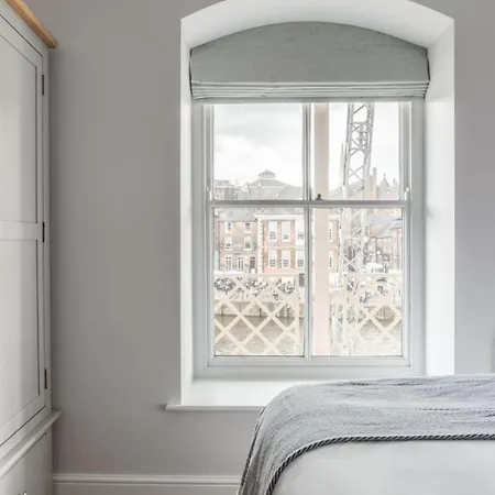 Luxury Woodsmill View - On The River - With Balcony - Recently Refurbished Daire *